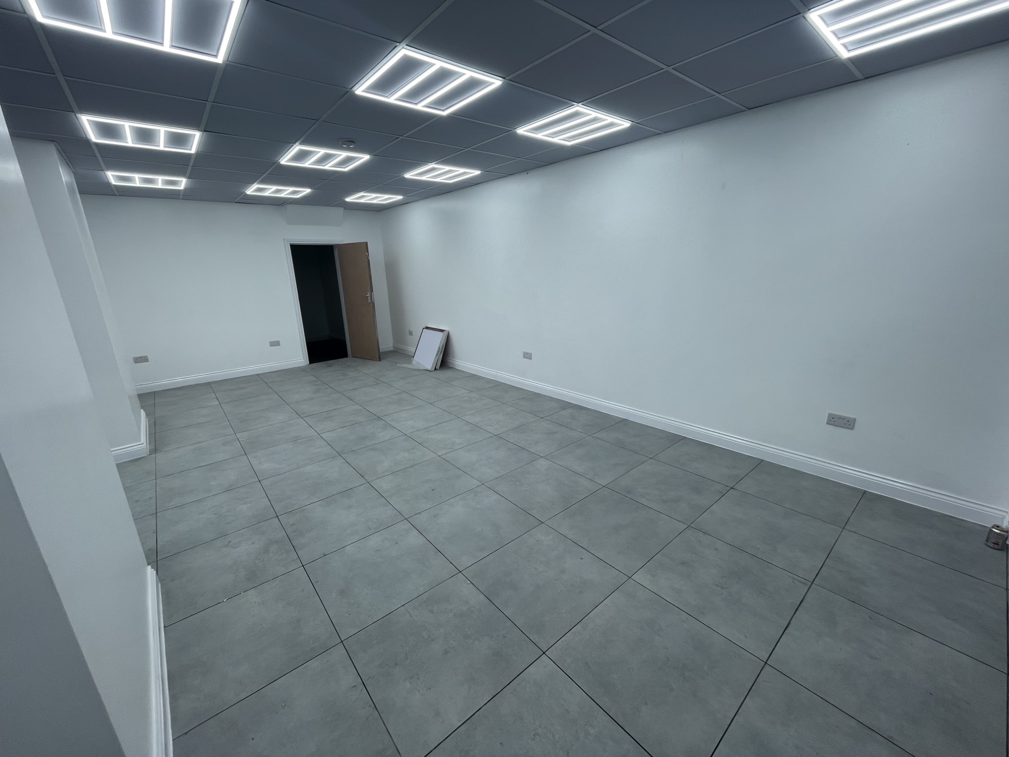 Retail/Shop in Farnborough - photo 2