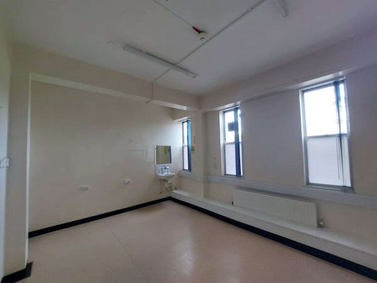 Accommodation in central Worksop, suitable for a variety of uses in Worksop - photo 4