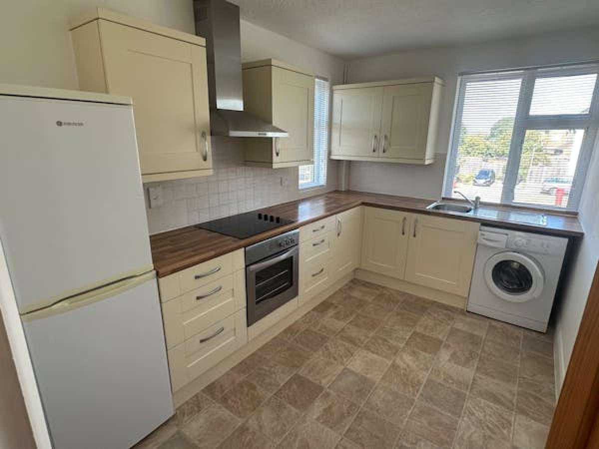 First floor 2 bedroom flat for sale by online auction conditions. in Chessington - photo 3