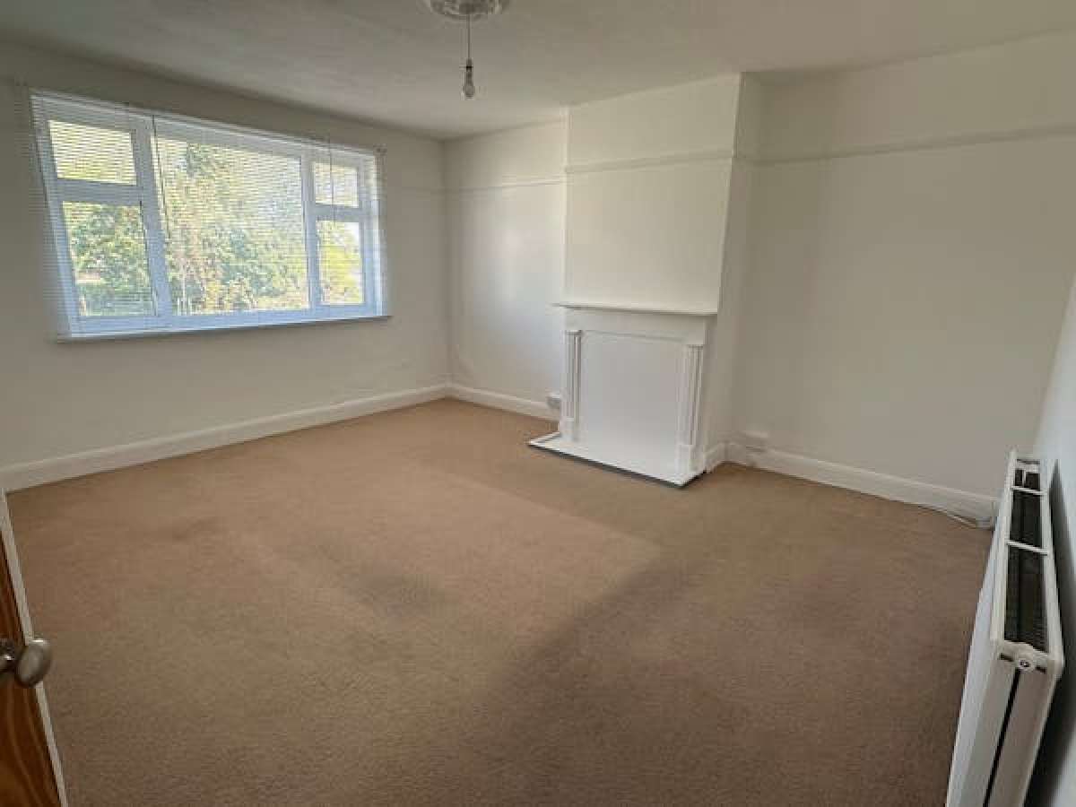 First floor 2 bedroom flat for sale by online auction conditions. in Chessington - photo 4