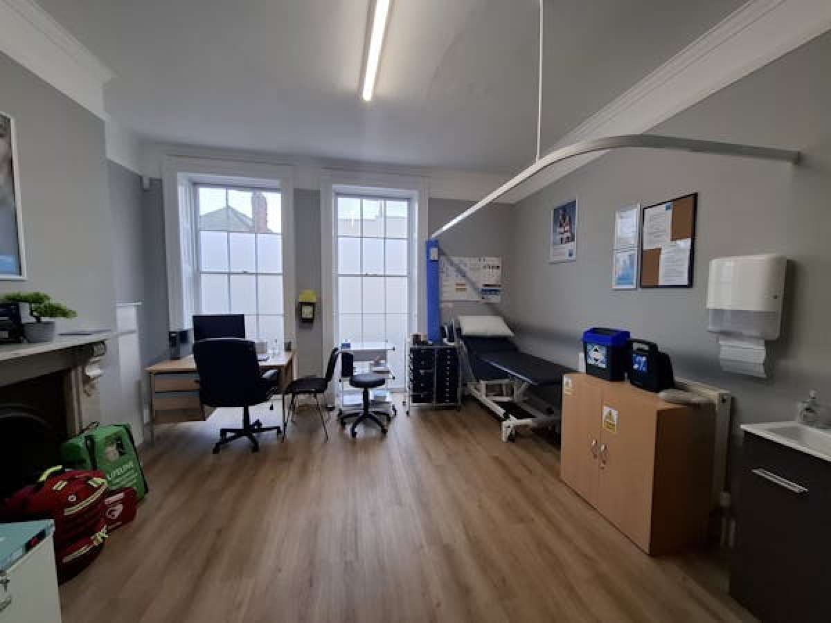 Four storey Prominent Grade II Listed building. in Worcester - photo 4