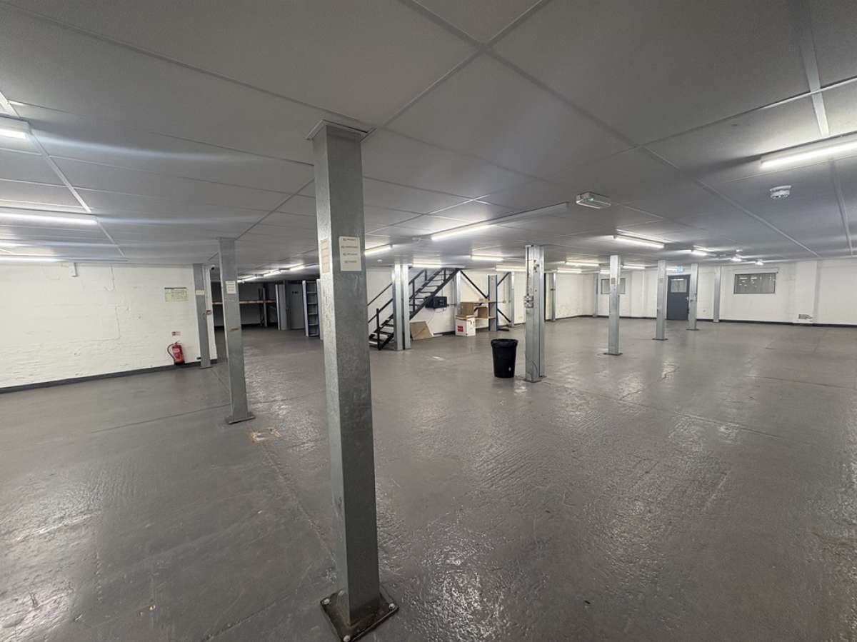 Industrial Unit in Wolverhampton - photo 3