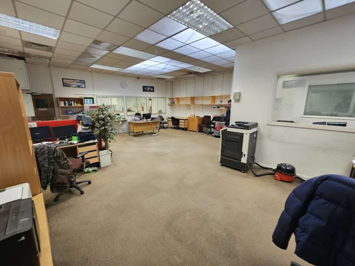 Industrial Unit in London - photo 2