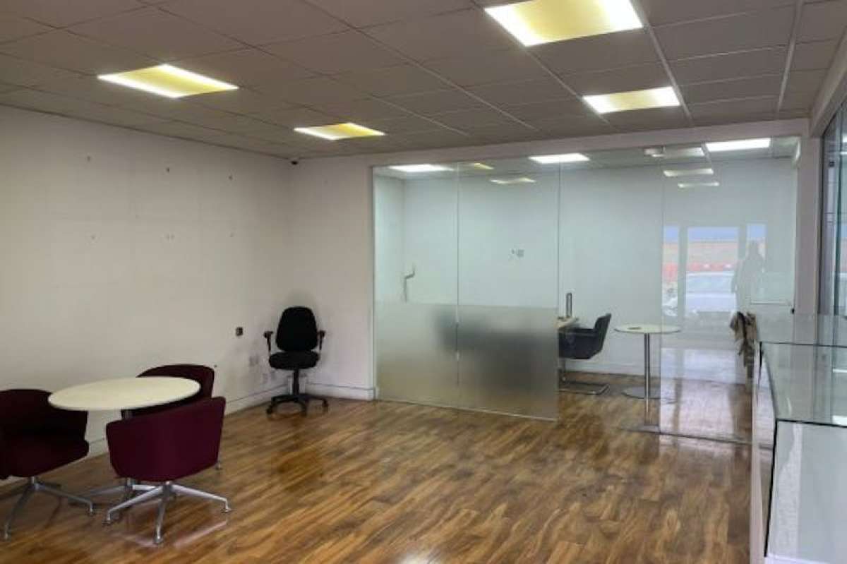 Industrial Unit in Hainault - photo 2