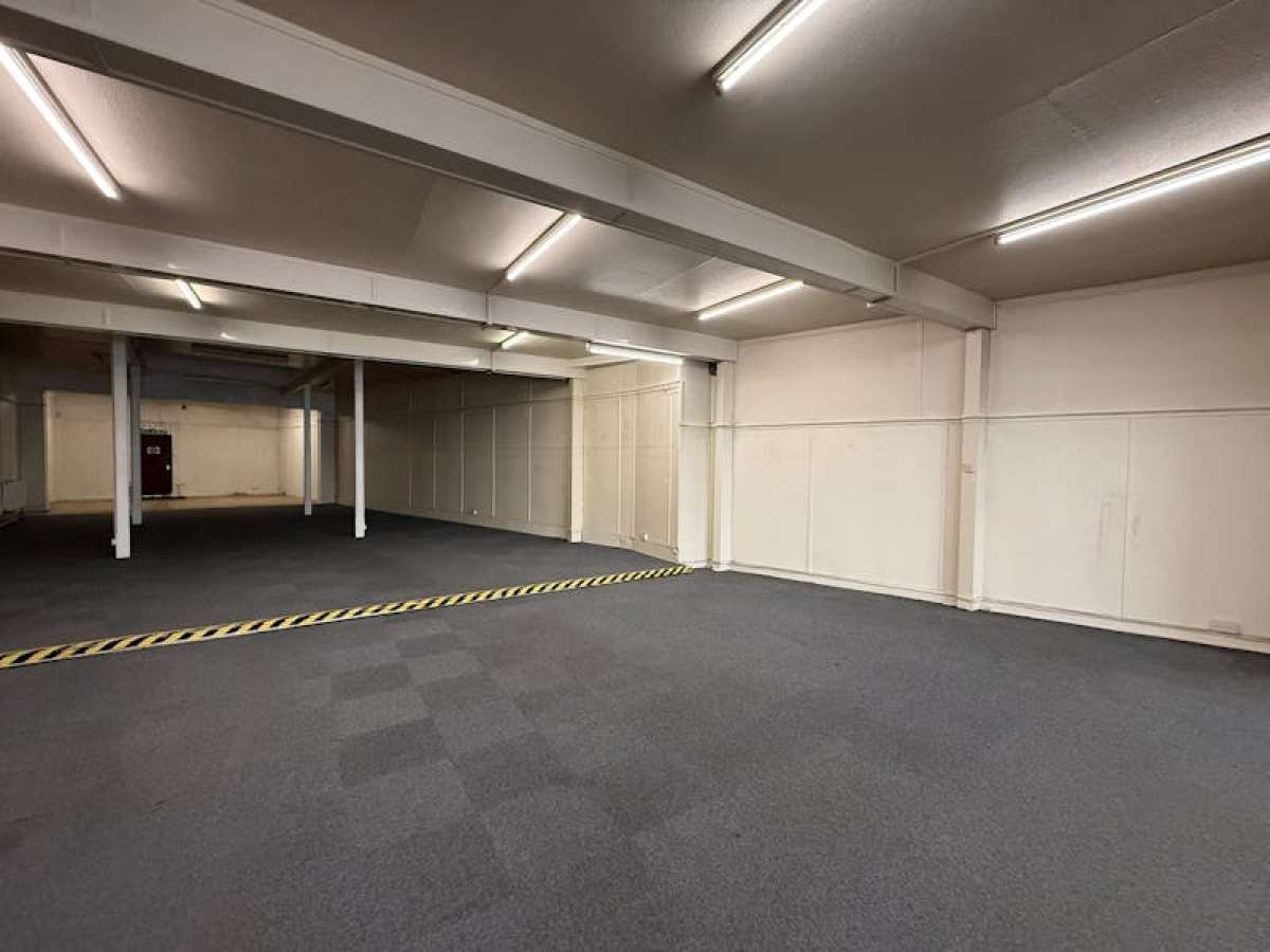 Industrial Unit in Staines-upon-Thames - photo 2