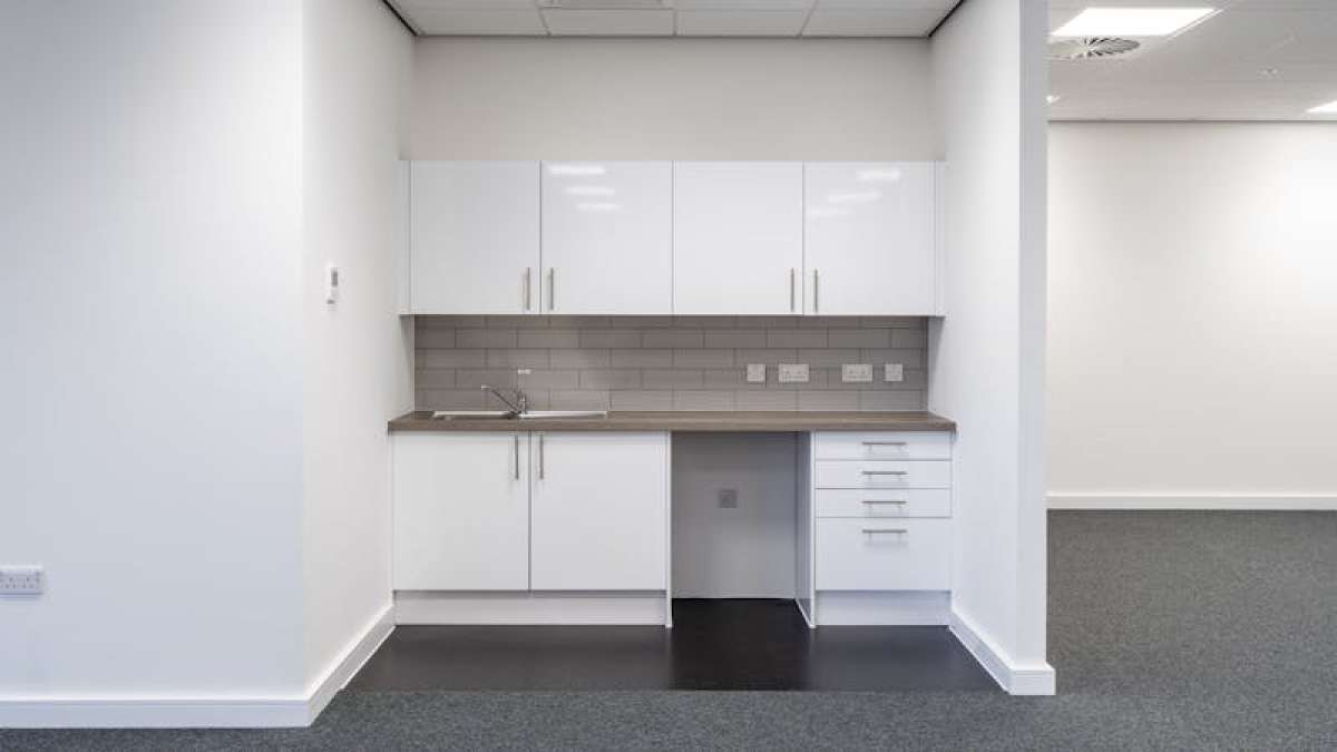 Industrial Unit in Basingstoke - photo 3