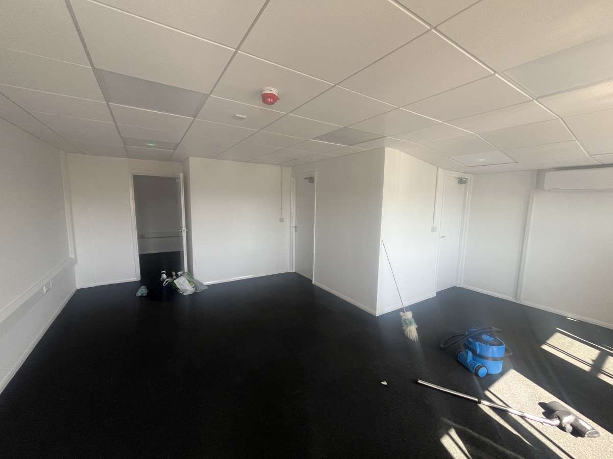 Industrial Unit in Crawley - photo 4