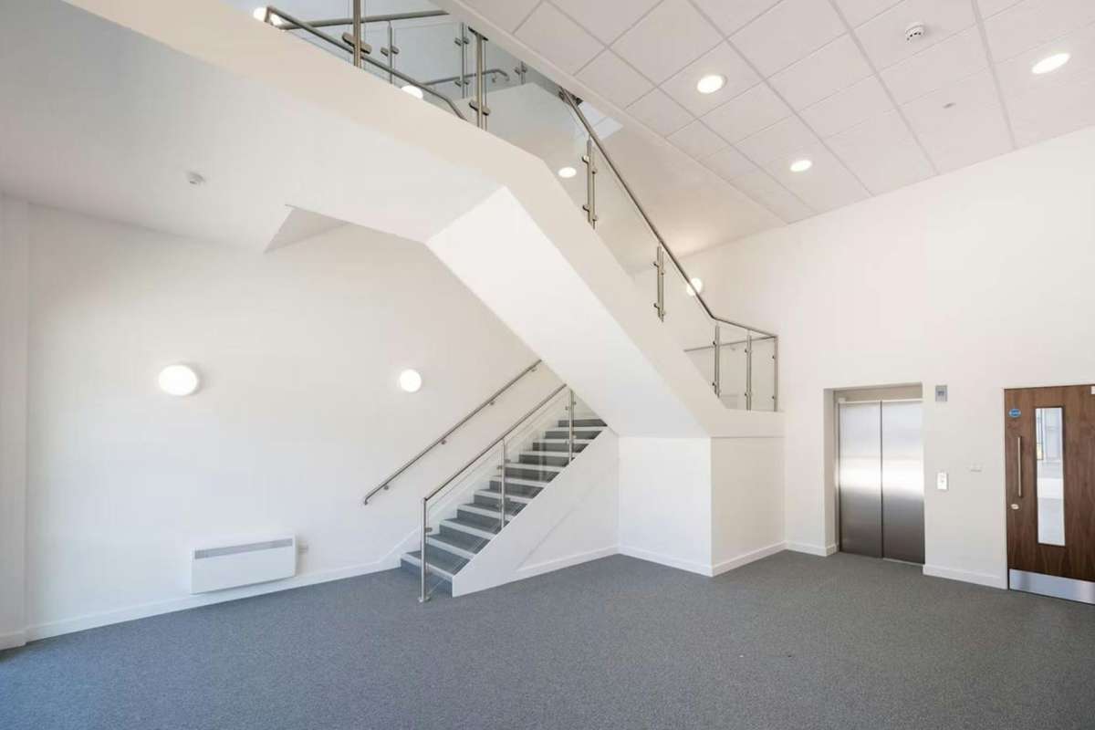 Industrial Unit in Dagenham - photo 4