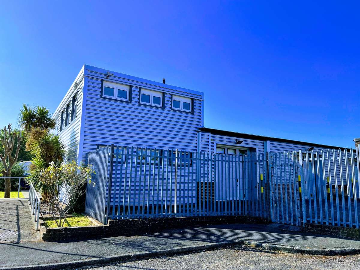 Industrial Unit in East-Grinstead - photo 2