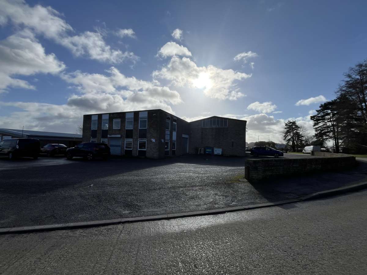 Industrial Unit in Pen Mill Trading Estate - photo 3