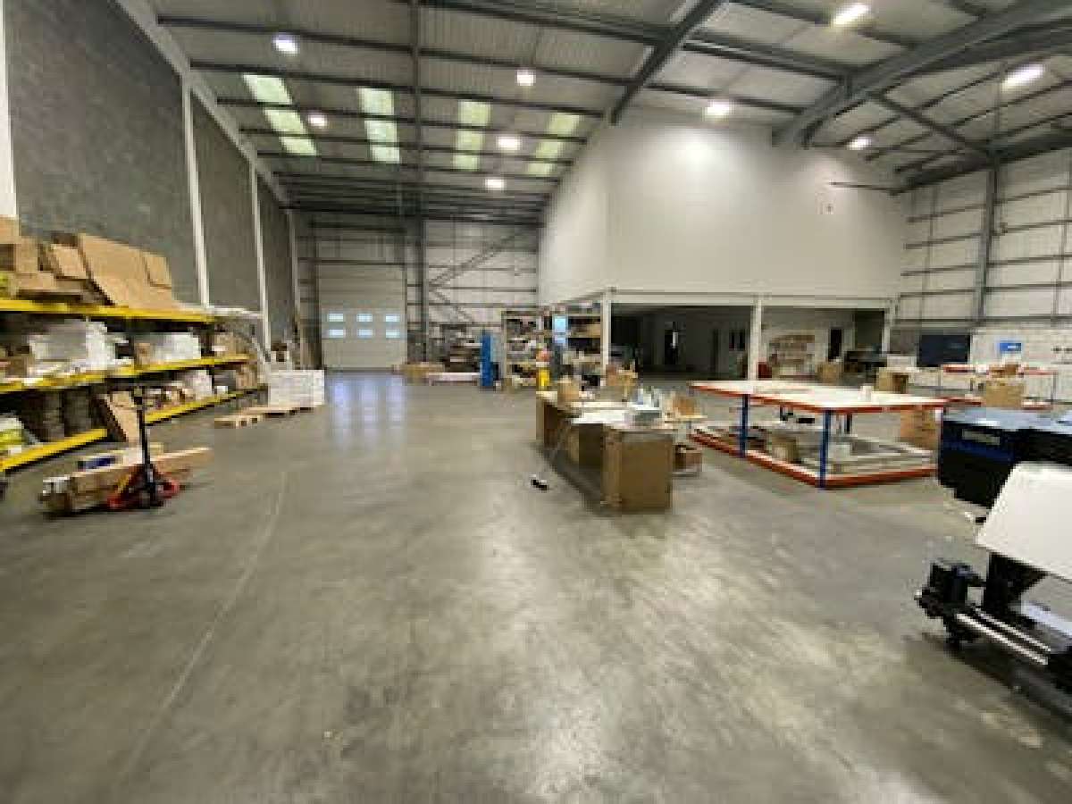 Industrial Unit in Thamesmead - photo 2