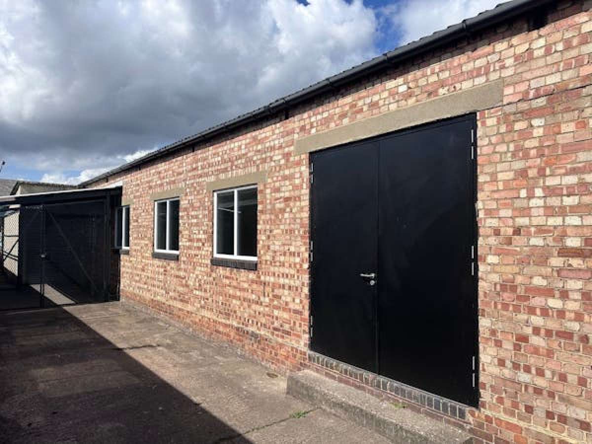 Industrial Unit in Romford - photo 2