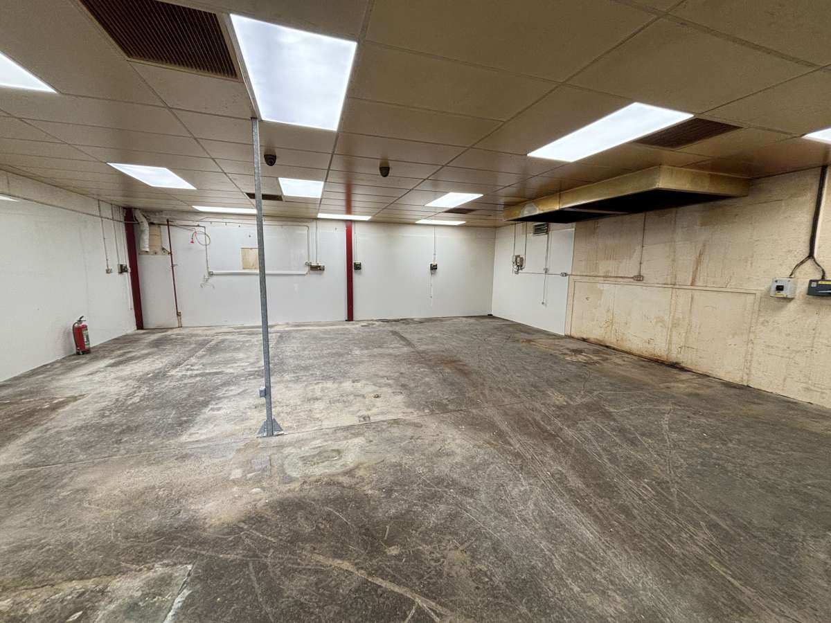 Industrial Unit in Glencairn Industrial Estate - photo 3