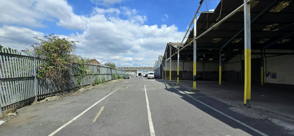 Industrial Unit in Barking - photo 4