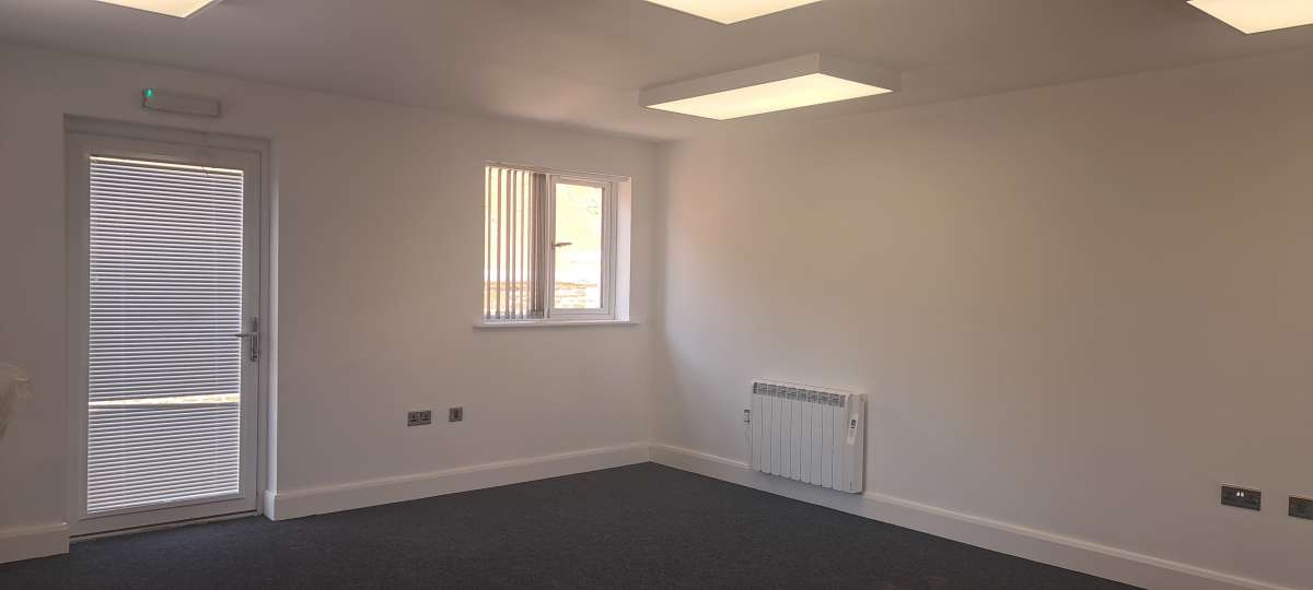 Office in Heath And Reach - photo 3