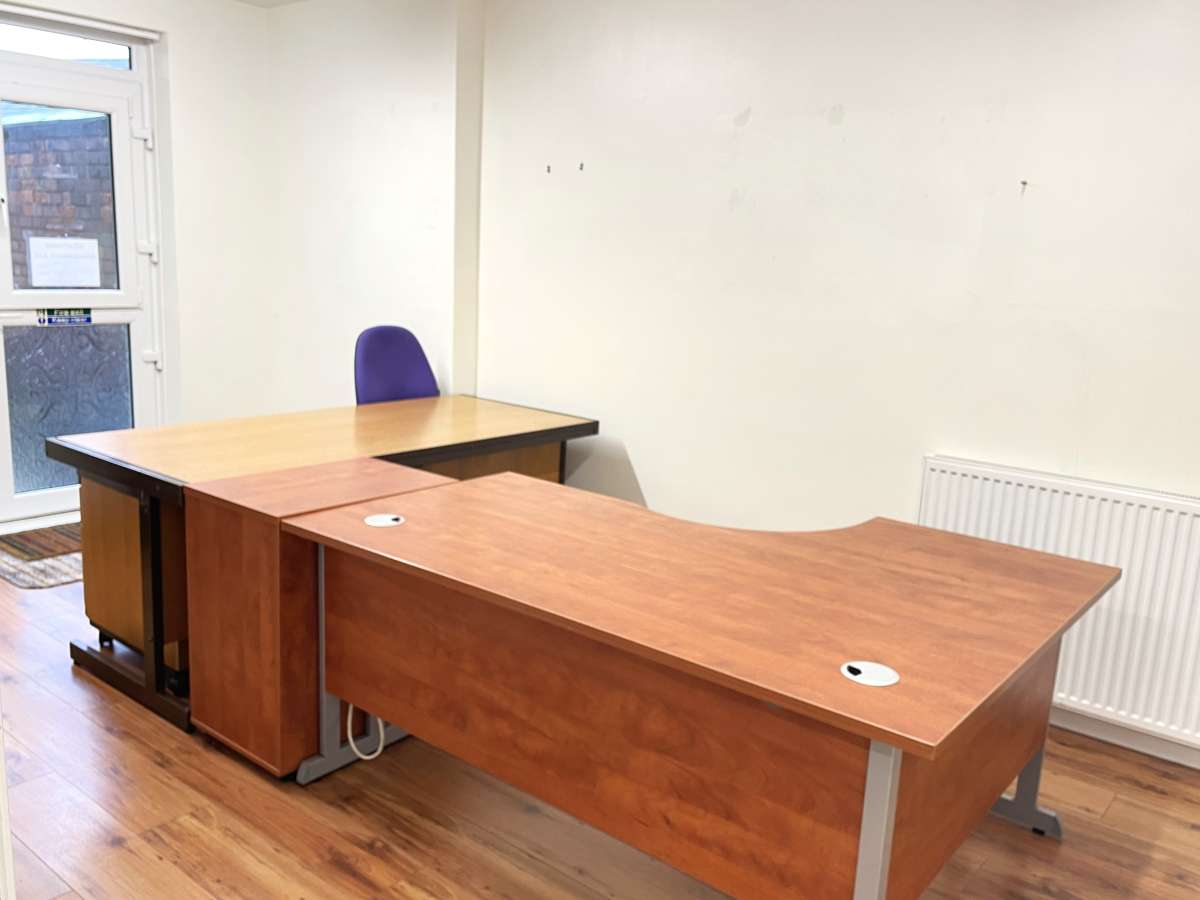 Office in Burton On Trent - photo 4