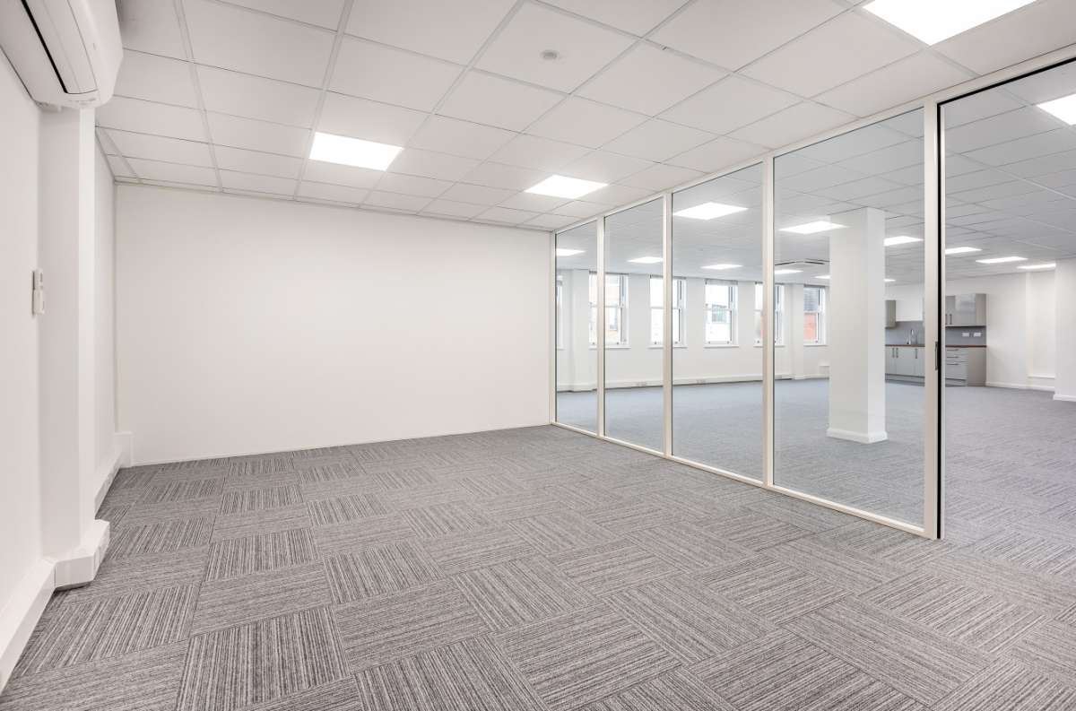 Office in Maidenhead - photo 2
