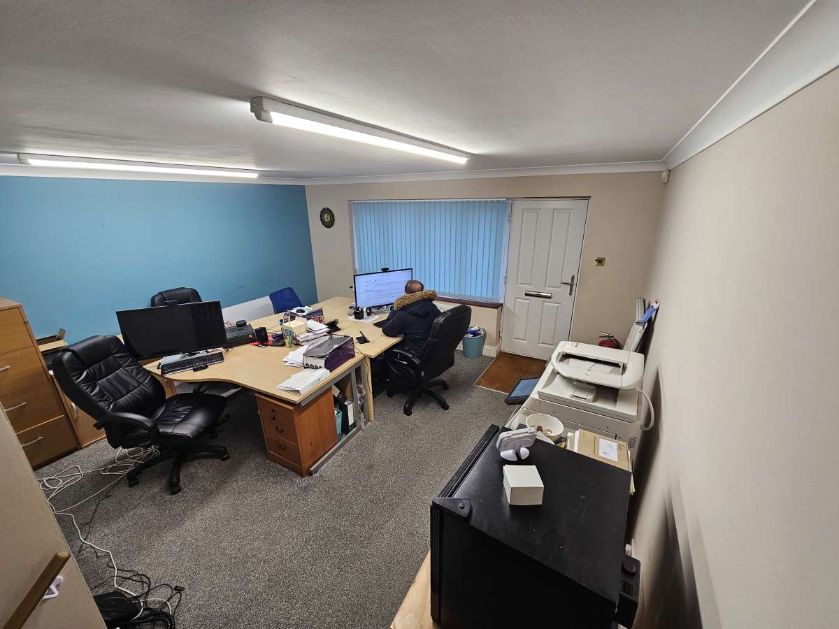 Office in Rainham - photo 2