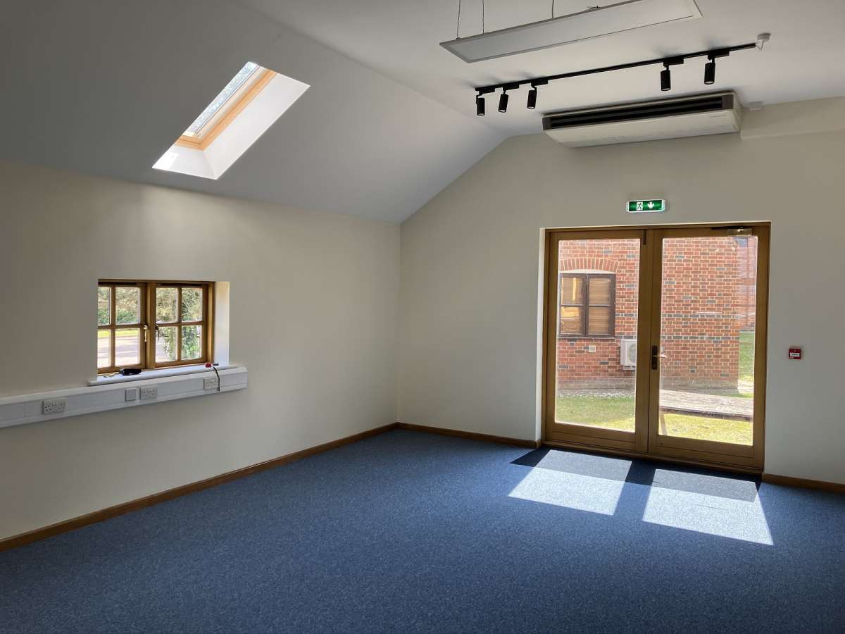 Office in Woking - photo 2