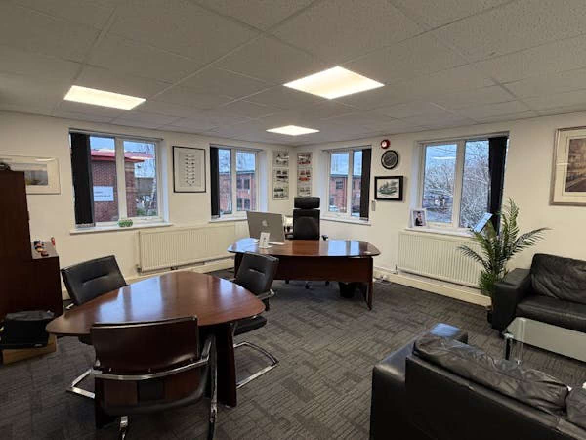 Office in Bromsgrove - photo 2