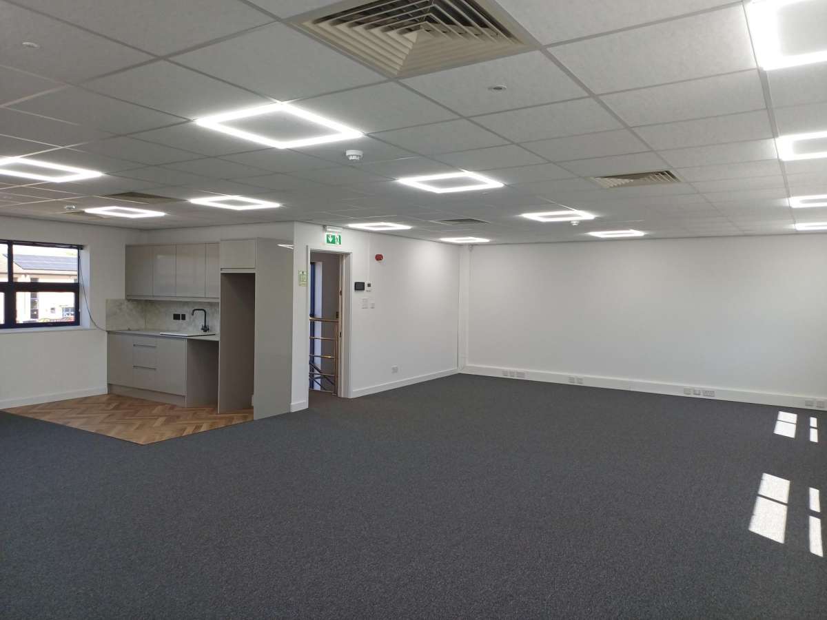 Office in Hampton - photo 2