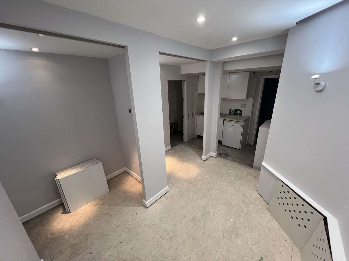 Retail/Shop in London - photo 4