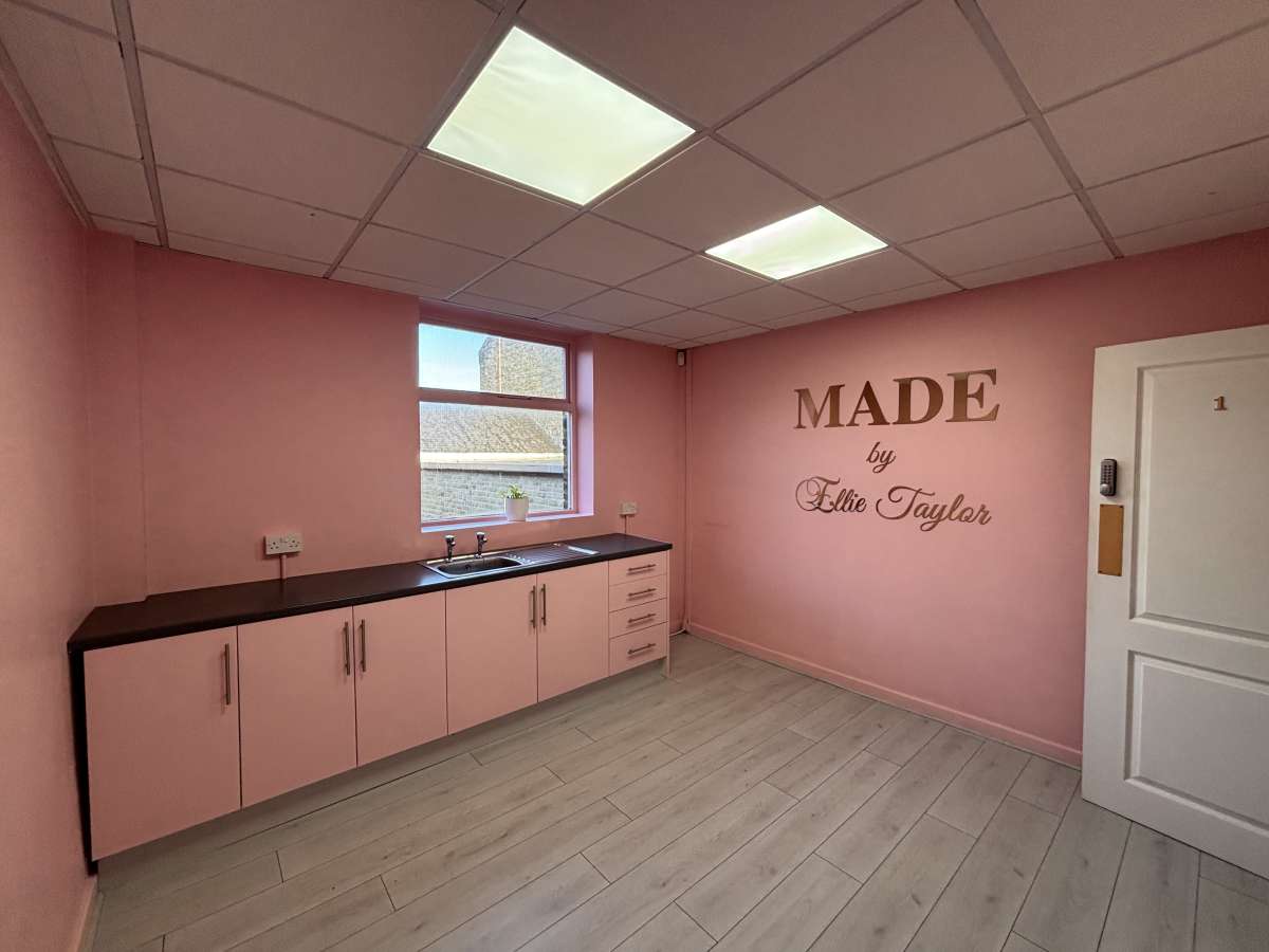 Retail/Shop in Brighouse - photo 2