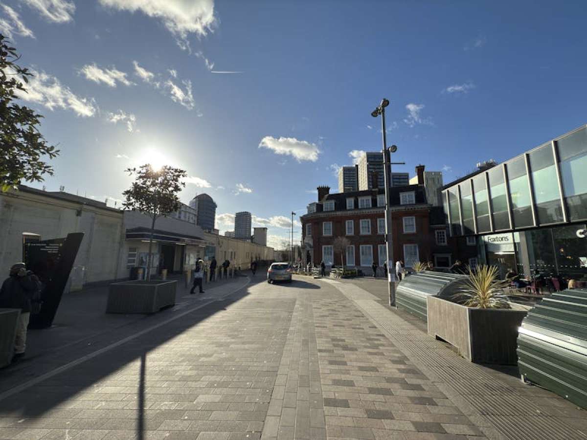 Retail/Shop in Woking - photo 2