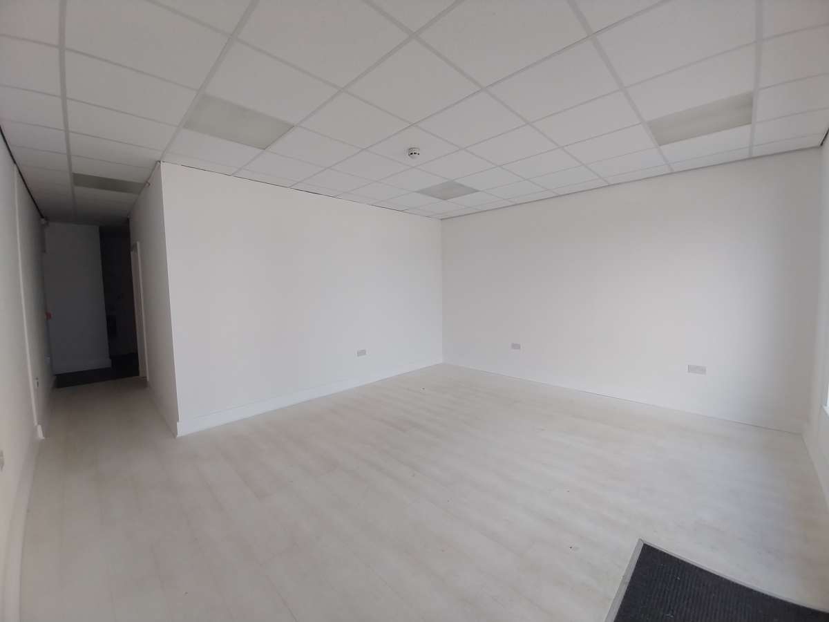 Retail/Shop in Bourne - photo 3