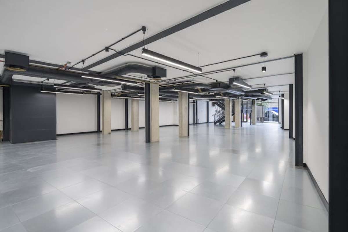 Retail/Shop in London - photo 3