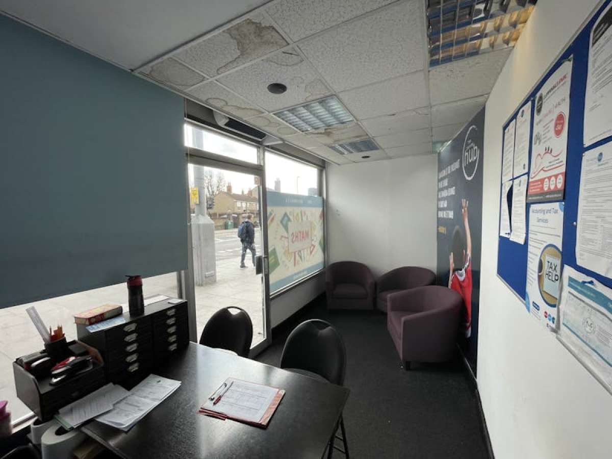 Retail/Shop in London - photo 2