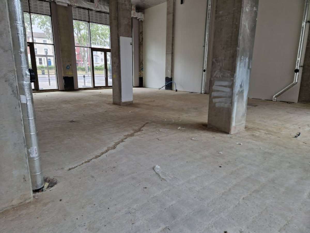 Retail/Shop in London - photo 3