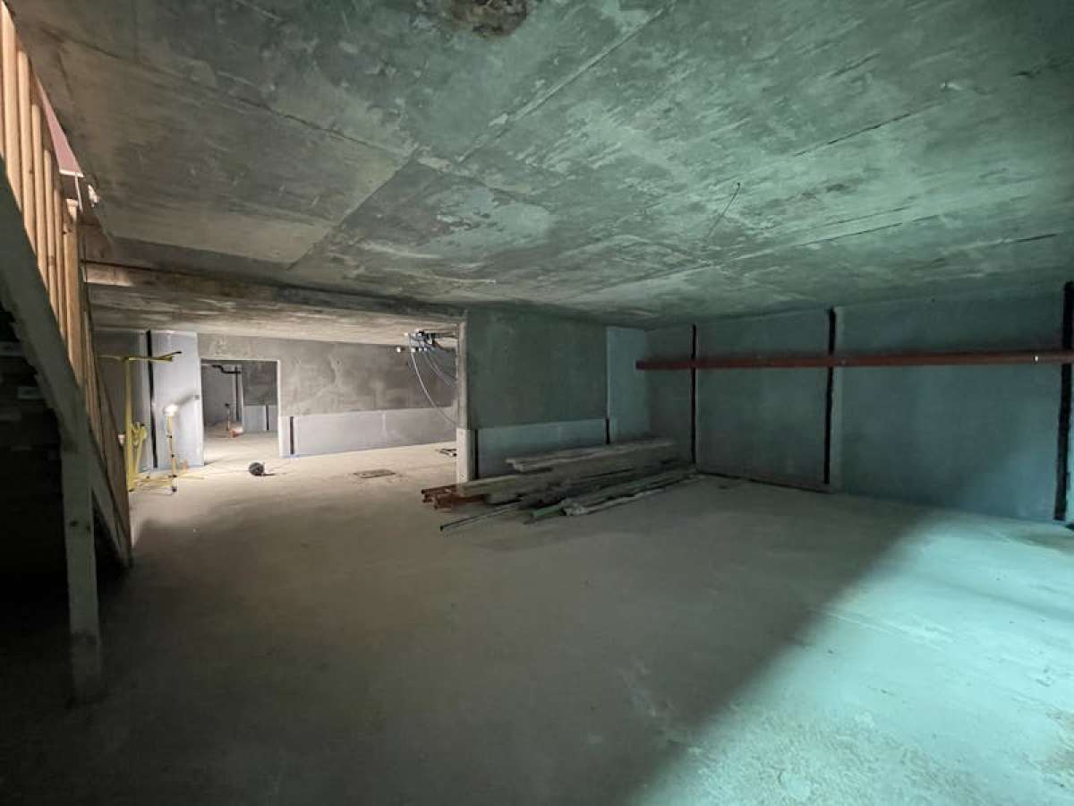 Retail/Shop in London - photo 4