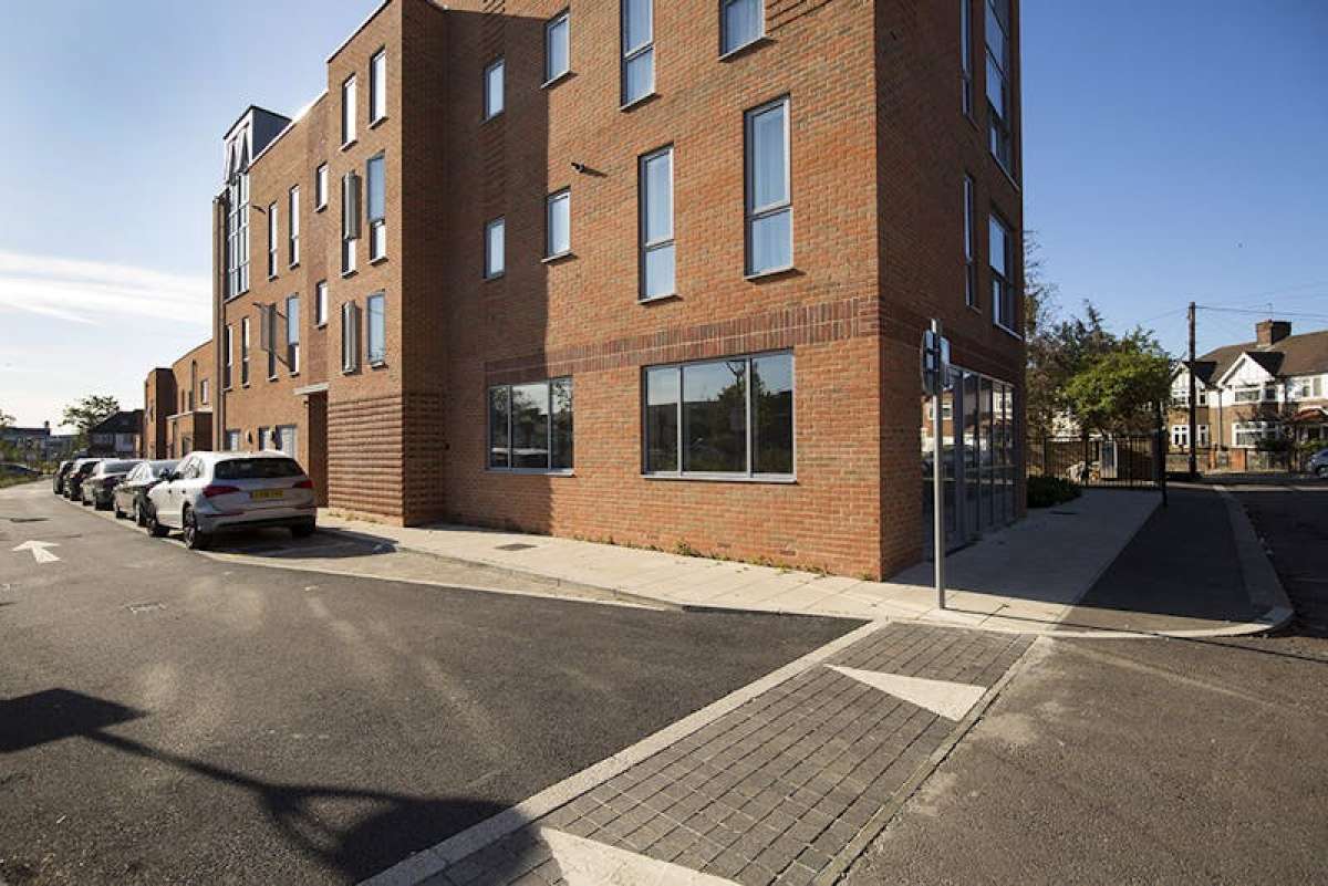 Retail/Shop in London - photo 2