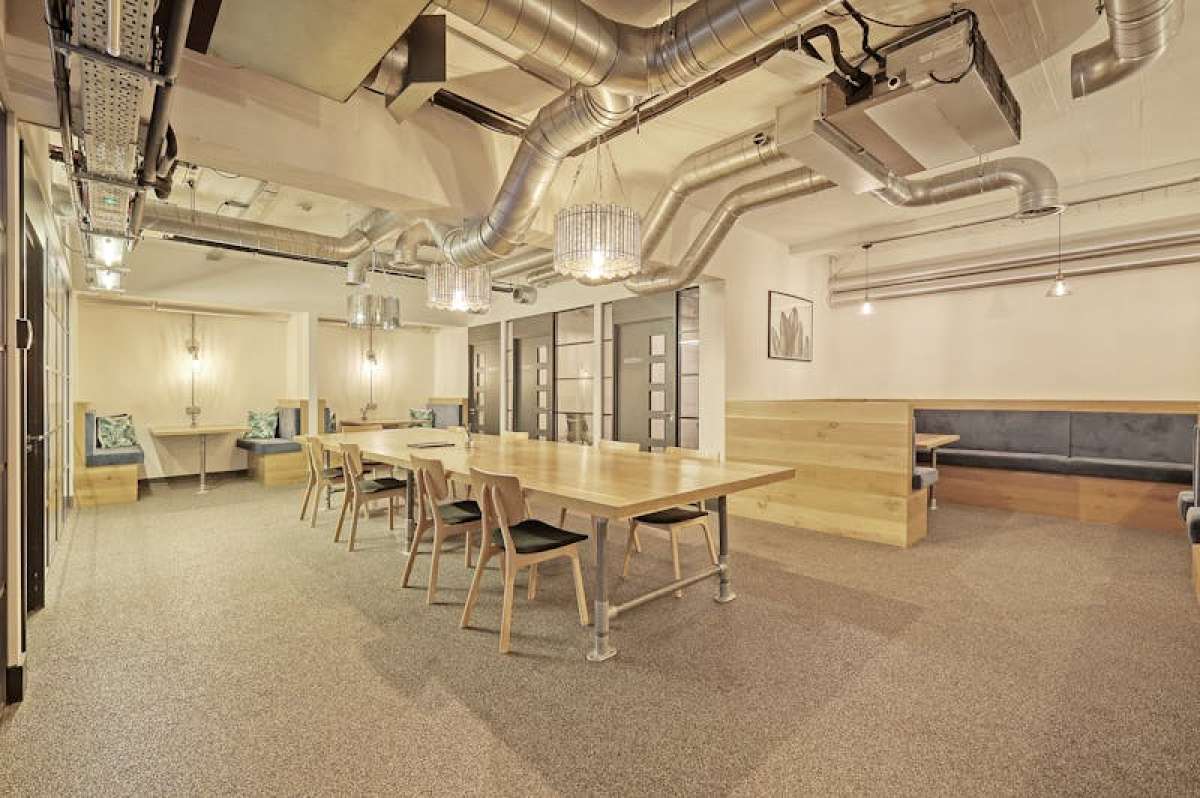 Retail/Shop in London - photo 3