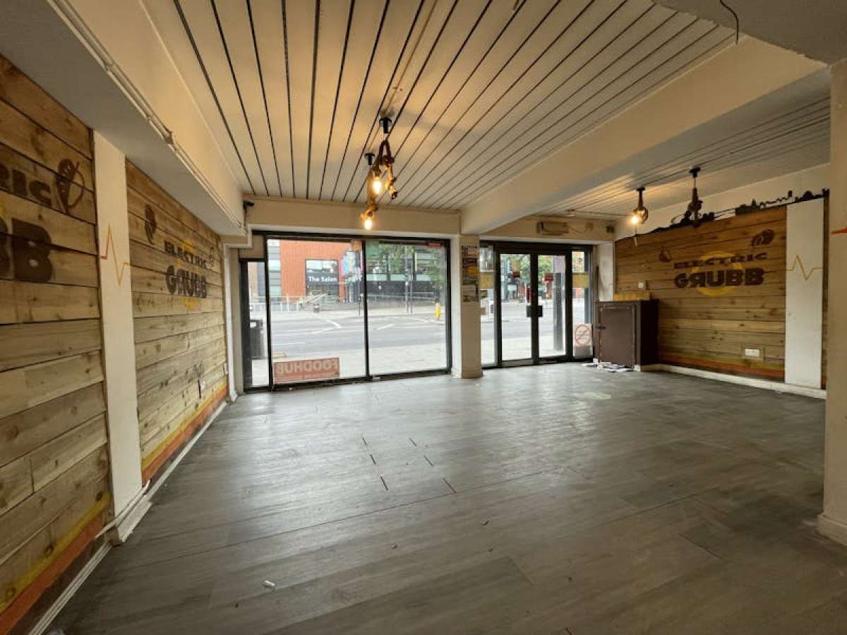 Retail/Shop in London - photo 4