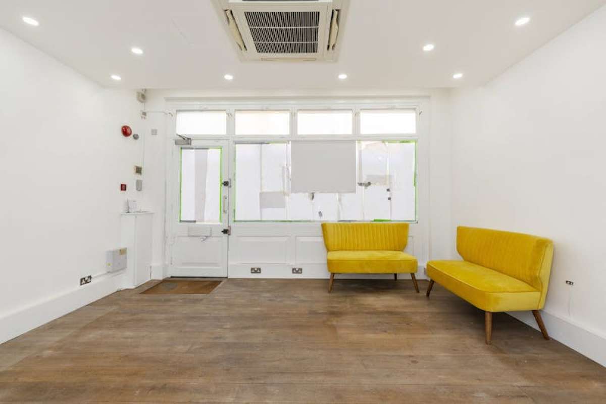 Retail/Shop in London - photo 2