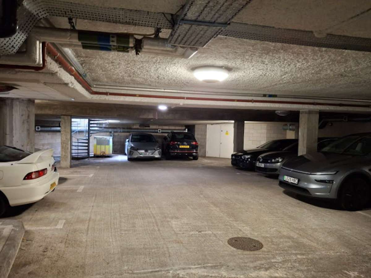 Retail/Shop in Slough - photo 4