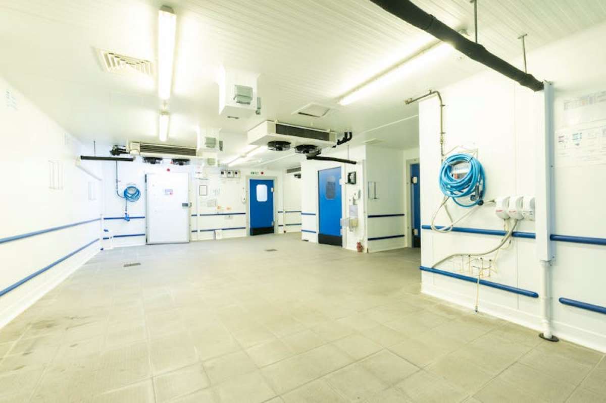 Retail/Shop in London - photo 2