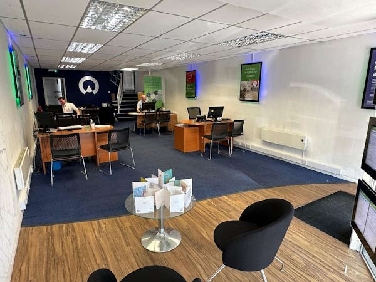 Retail/Shop in Bedford - photo 2