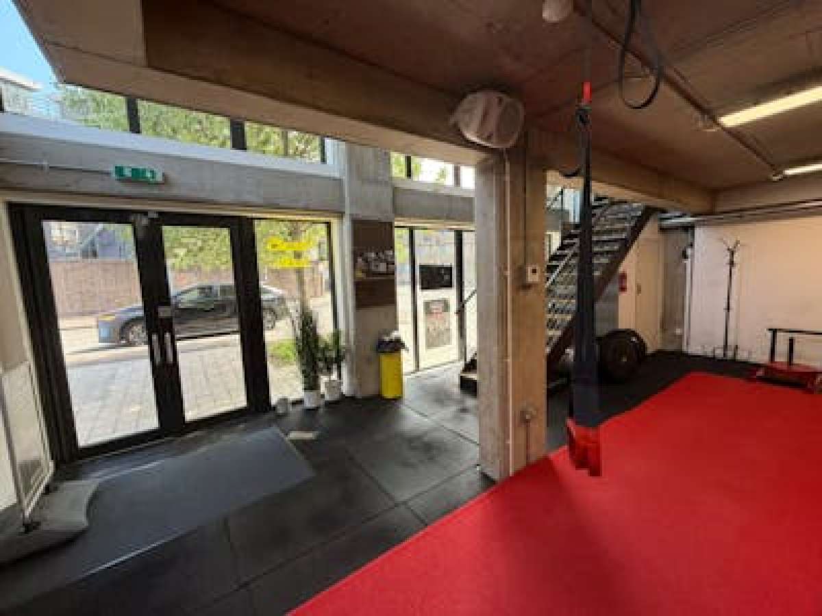 Retail/Shop in Greenwich - photo 3