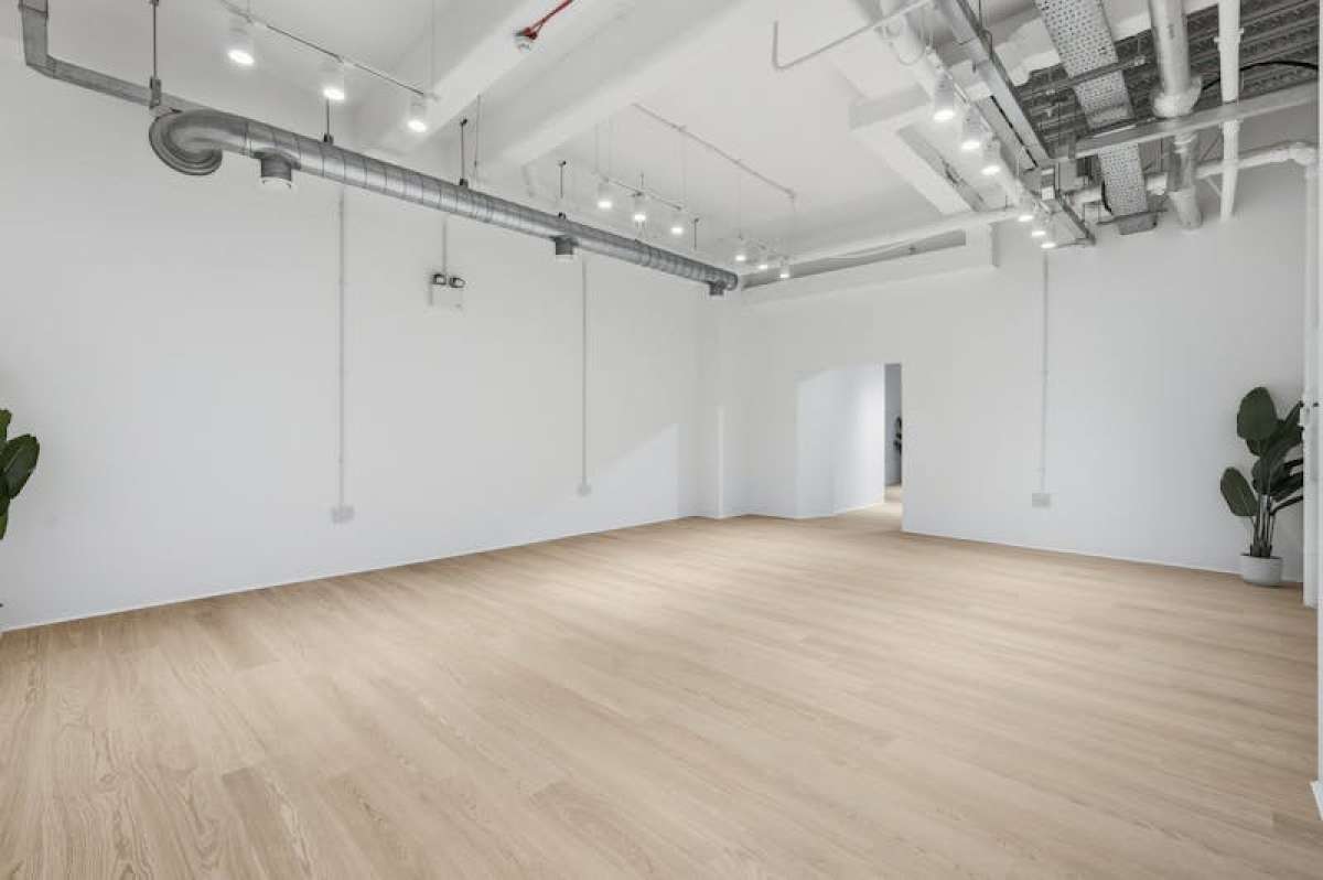 Retail/Shop in London - photo 4