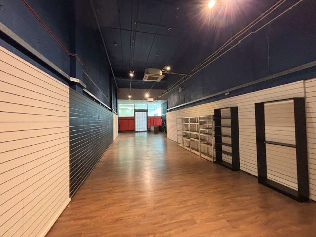 Retail/Shop in Basingstoke - photo 2