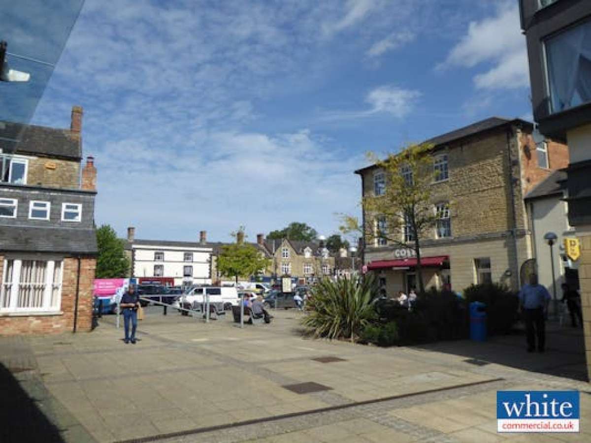 Retail/Shop in Brackley - photo 2