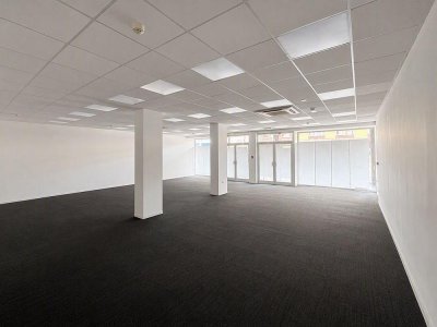 Retail/Shop in Reading - photo 2