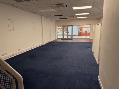 Retail/Shop in Livingston - photo 2