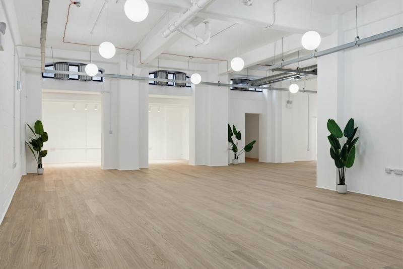 Retail/Shop in London - photo 2