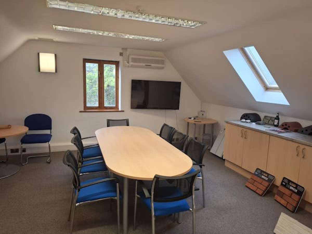 Self-contained unit in an attractive and secure business park setting. in Bromsgrove - photo 3