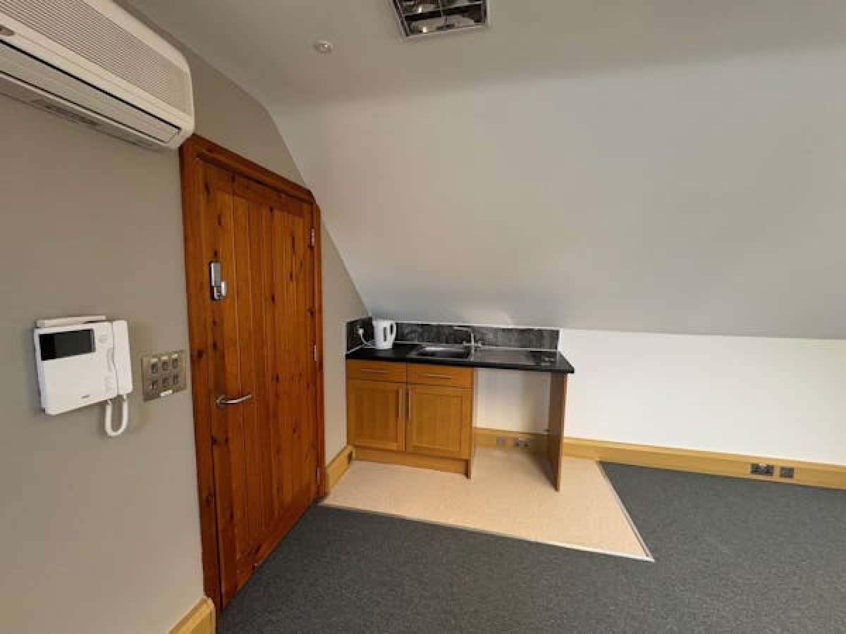 Self-contained unit in an attractive and secure business park setting. in Bromsgrove - photo 4