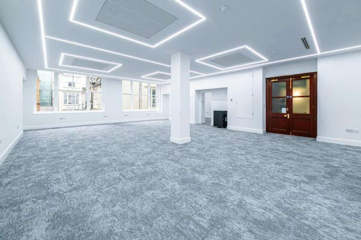 Self contained suites situated in the heart of the City, refurbished to a CAT A finish. in London - photo 2